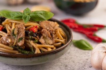 Stir fry the spaghetti put the pork in a bowl.
