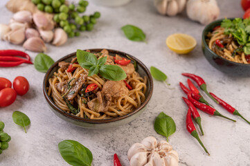 Stir fry the spaghetti put the pork in a bowl.