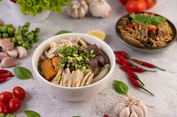 Large noodles with pork blood sausage, shredded chicken, crispy pork and sliced ​​spring onions.