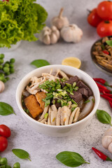 Large noodles with pork blood sausage, shredded chicken, crispy pork and sliced ​​spring onions.