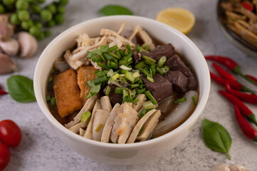 Large noodles with pork blood sausage, shredded chicken, crispy pork and sliced ​​spring onions.