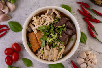 Large noodles with pork blood sausage, shredded chicken, crispy pork and sliced ​​spring onions.