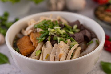 Large noodles with pork blood sausage, shredded chicken, crispy pork and sliced ​​spring onions.