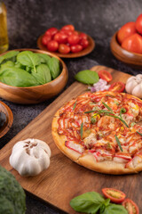 pizza placed on a wooden plate.