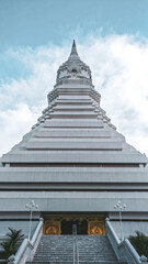 Fototapeta premium Pagoda de un templo budista de gran tamaño y color blanco con el cielo de fondo