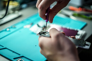 Reparacion moviles tornillo destornillador piezas smartphone 