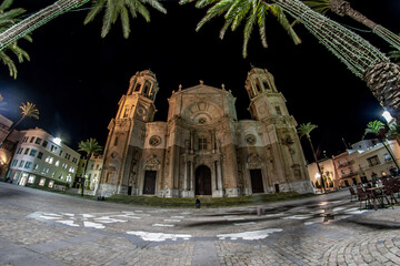 Catedral de cadiz de noche monumento iglesia palmeras angular