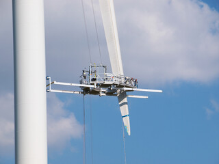 Wind turbine with maintenance platform