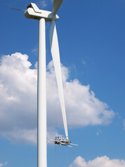 Wind turbine with maintenance platform
