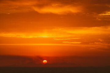 Obraz premium beautiful sunset with cloudy skies over the city and mountains 