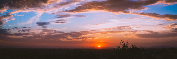 Obraz premium Panoramic photo of the sunset over the valley.