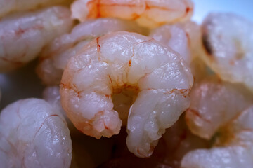 Imagen macro de gambas peladas crudas y frescas.