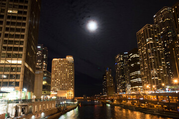 シカゴリバーの夜景と月