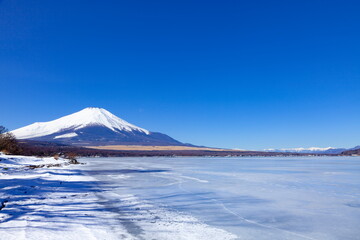 富士山と全面結氷した山中湖・遠方に南アルプスが見えます。山梨県南都留郡山中湖村にて