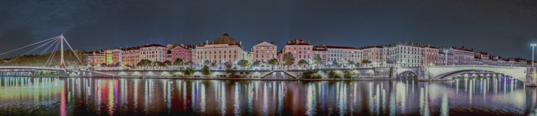 Lyon panoramique, la vie nocturne sur les quais.