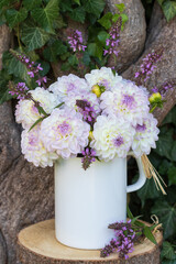 Dahlienstrauß in Weiß und Lila im vintage Waschkrug