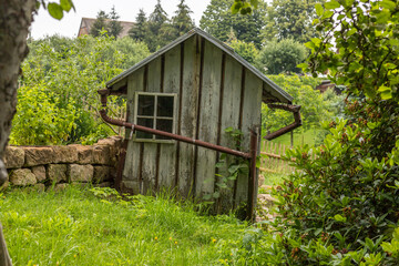 Altes windschiefes Gartenhaus