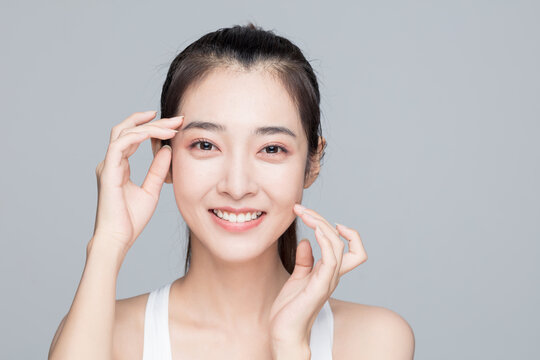 A beautiful young asian woman
