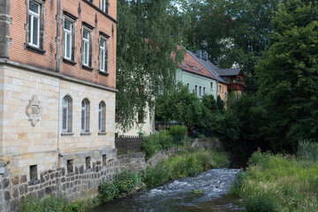 Fototapeta na wymiar Häuser am Fluß in Sebnitz