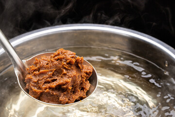 赤味噌で味噌汁を作る