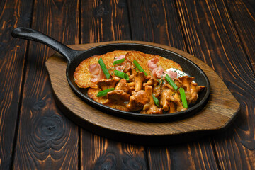 Potato pancakes with chanterelles and pork