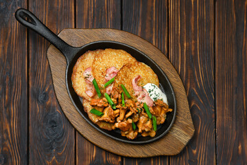 Potato pancakes with chanterelles and pork
