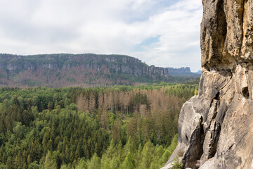 Fototapeta na wymiar Herrliche Aussicht über die Felsformationen der sächsischen Schweiz