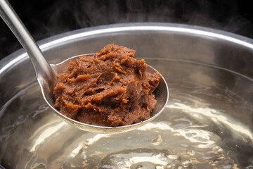 赤味噌で味噌汁を作る