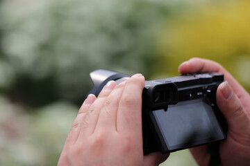 ミラーレス一眼レフカメラで撮影する人
A person shooting with a mirrorless SLR camera.