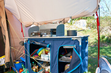 Camping Küche in einem Zelt auf einem Campingplatz