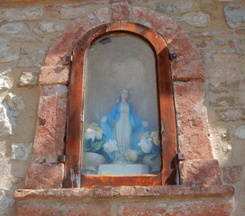 cappella votiva nella campagna toscana