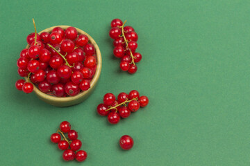 Red currants in ceramic box.