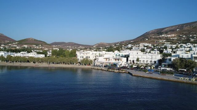Port de Parikia sur l'&icirc;le de Paros dans les Cyclades en Gr&egrave;ce vue du ciel