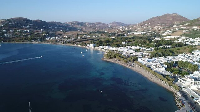 Port de Parikia sur l'&icirc;le de Paros dans les Cyclades en Gr&egrave;ce vue du ciel