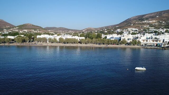Port de Parikia sur l'&icirc;le de Paros dans les Cyclades en Gr&egrave;ce vue du ciel