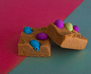 Caramel fudge decorated with speckled eggs.