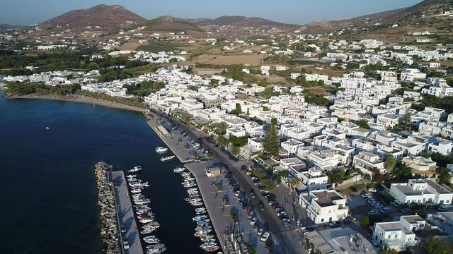Port de Parikia sur l'&icirc;le de Paros dans les Cyclades en Gr&egrave;ce vue du ciel