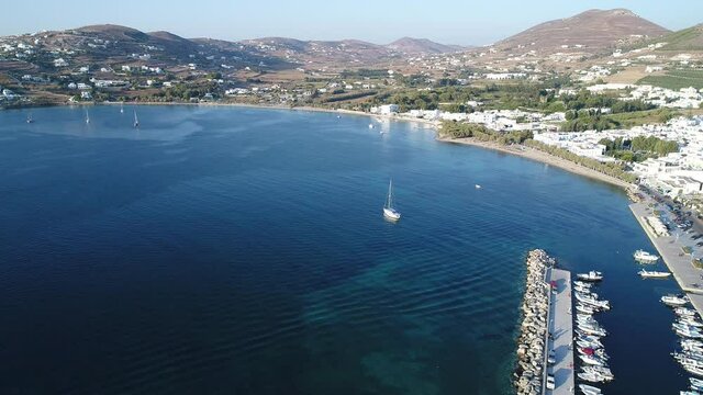 Port de Parikia sur l'&icirc;le de Paros dans les Cyclades en Gr&egrave;ce vue du ciel