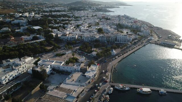 Port de Parikia sur l'&icirc;le de Paros dans les Cyclades en Gr&egrave;ce vue du ciel
