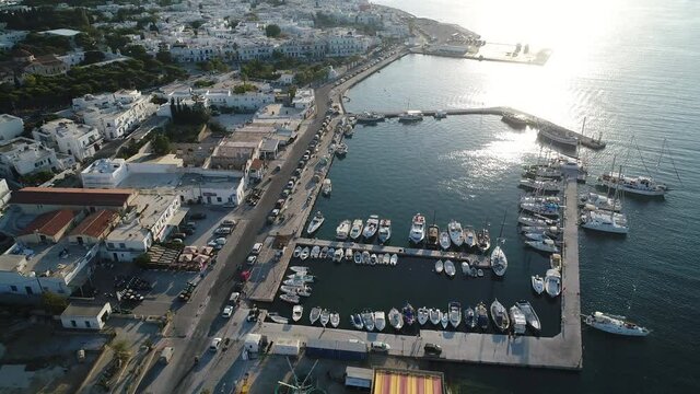 Port de Parikia sur l'&icirc;le de Paros dans les Cyclades en Gr&egrave;ce vue du ciel