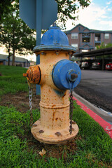 Fototapeta na wymiar old fire hydrant