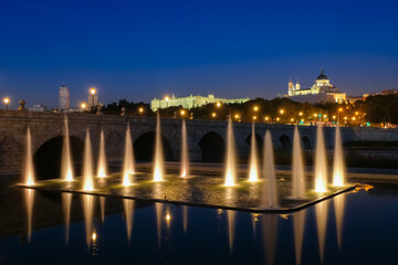 Fototapeta na wymiar マドリード 夜景 セゴビア橋から
