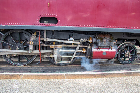 Roues et embiellage sur locomotive &agrave; vapeur	ancienne