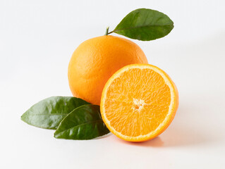 naranja entera y partida con hojas. whole orange and split with leaves. - obrazy, fototapety, plakaty