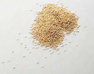 quinoa sobre fondo blanco, primer plano. quinoa on white background, close-up.