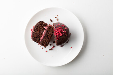 Cookie de chocolate y fresa, vista cenital. Chocolate and strawberry cookie, overhead view.