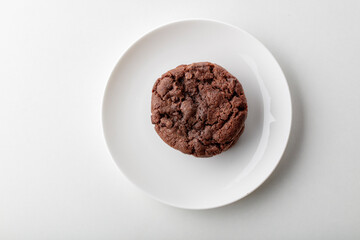 brownie de chocolate, sobre fondo blanco, vista cenital. chocolate brownie, on white background, overhead view