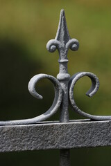 Alter dekorativer Zaun classic Lilien Dekor Sperspitzen, dekorativ edel 