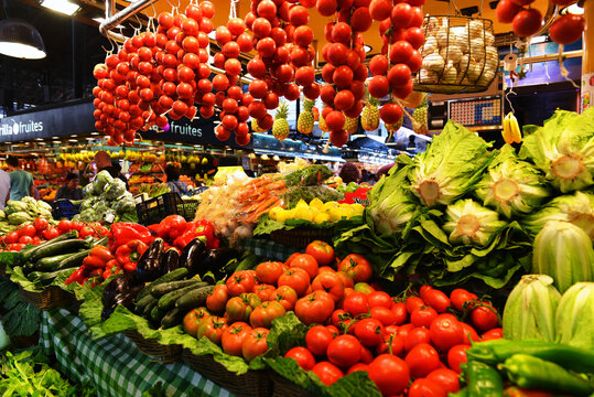 Mercat de la Boqueria in Barcelona, Spaniens ber&uuml;hmter, lebhafter &ouml;ffentlicher Markt, der keine W&uuml;nsche offen l&auml;&szlig;t.Im Angebot Fleisch, Fisch, Obst, Gem&uuml;se und andere Lebensmittel