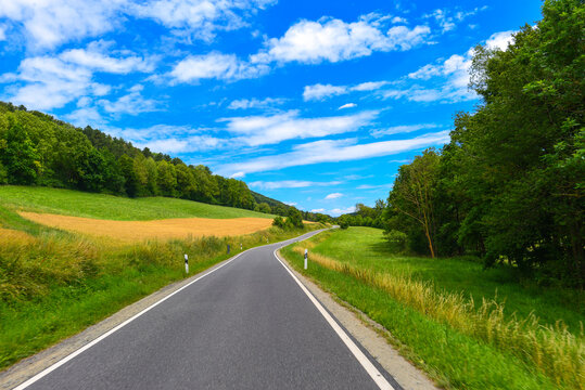 Landstrasse in Schl&uuml;chtern im Main-Kinzig-Kreis / Hessen